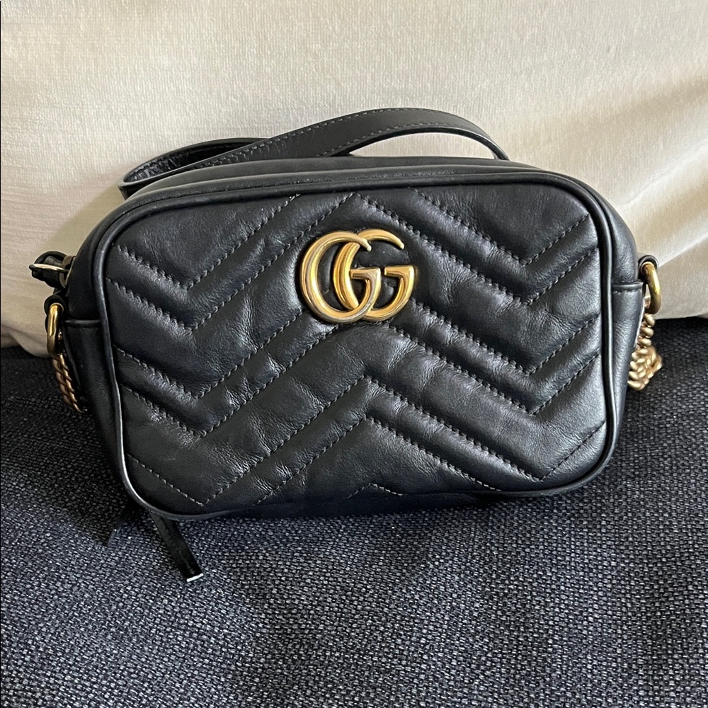 Mini black Gucci Marmont chain shoulder bag